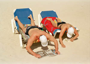 Bains de soleil et lecture sur la plage», Majorque, 2003, Martin Parr. 
